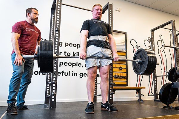 lifter locks out a deadlift