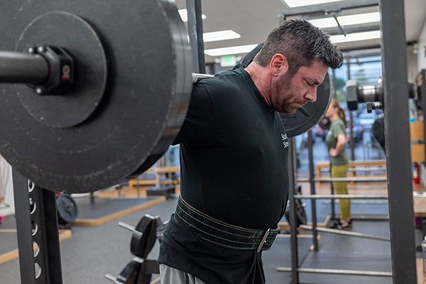 a lifter prepares himself to squat