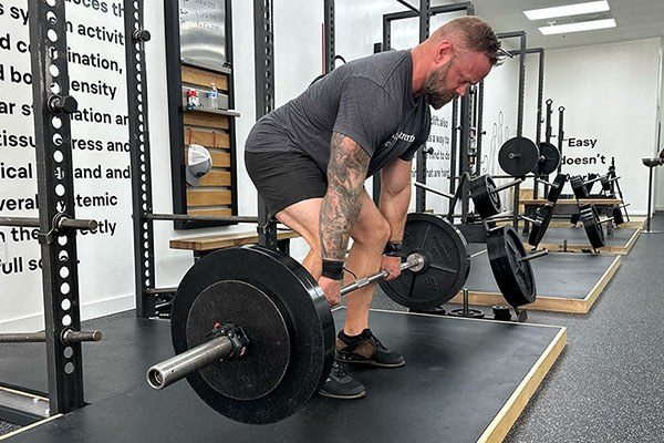 a lifter extends the knee to initiate a pull from the floor